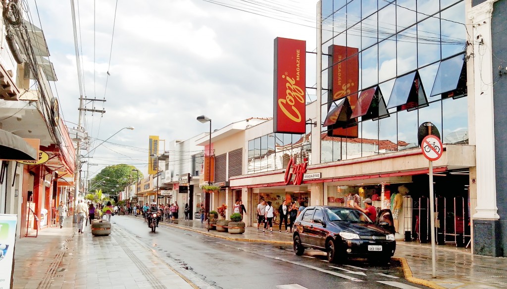 Avenida no Centro de Pindamonhangaba; cidade não terá reajuste no IPTU após pedido de adiamento na votação de projeto na Câmara (Foto: Arquivo Atos)