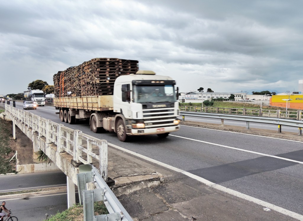 Carreta passa pela rodovia Presidente Dutra; CCR encaminha R$ 28 milhões verbas para cidades da região (Foto: Lucas Barbosa)