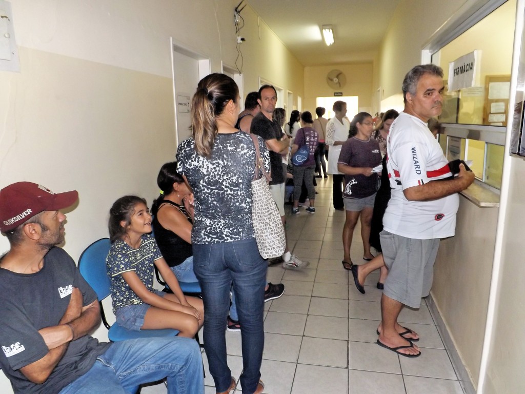 Pacientes fazem fila em busca de vacinação contra a febre amarela em Lorena; região preocupa OMS (Foto: Lucas Barbosa)