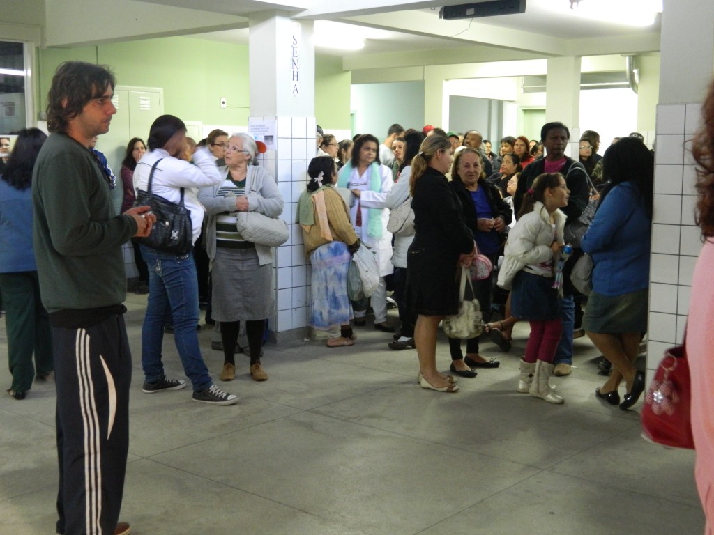 Pacientes aguardam atendimento em unidade de saúde de Pinda; cidades recebem doses para campanha nacional (Foto: Reprodução)
