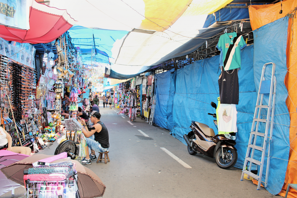 A feira livre de Aparecida, que teve funcionamento liberado durante todos os dias de janeiro; decisão é criticada por comerciantes do local (Foto: Juliana Aguilera)