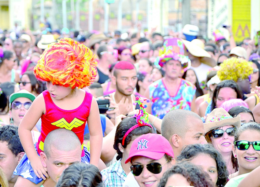 foliões no carnaval de Guaratinguetá; cidade tem festival de marchinhas neste final de semana (Foto: Arquivo Atos)