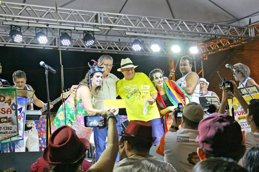 Marchinha vencedora recebe prêmio das mãos do prefeito Marcus Soliva; foliões comemoram retomada (Foto: Juliano Aguilera)