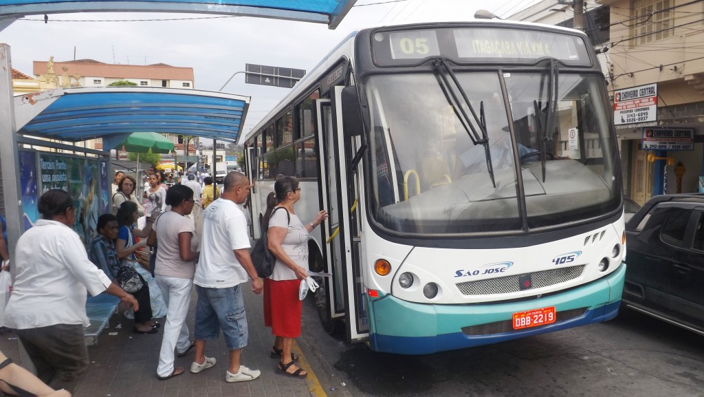 Passageiros embarcam em ônibus em ponto da região central de Cruzeiro; cidade tem reajuste na tarifa (Foto: Arquivo Atos)