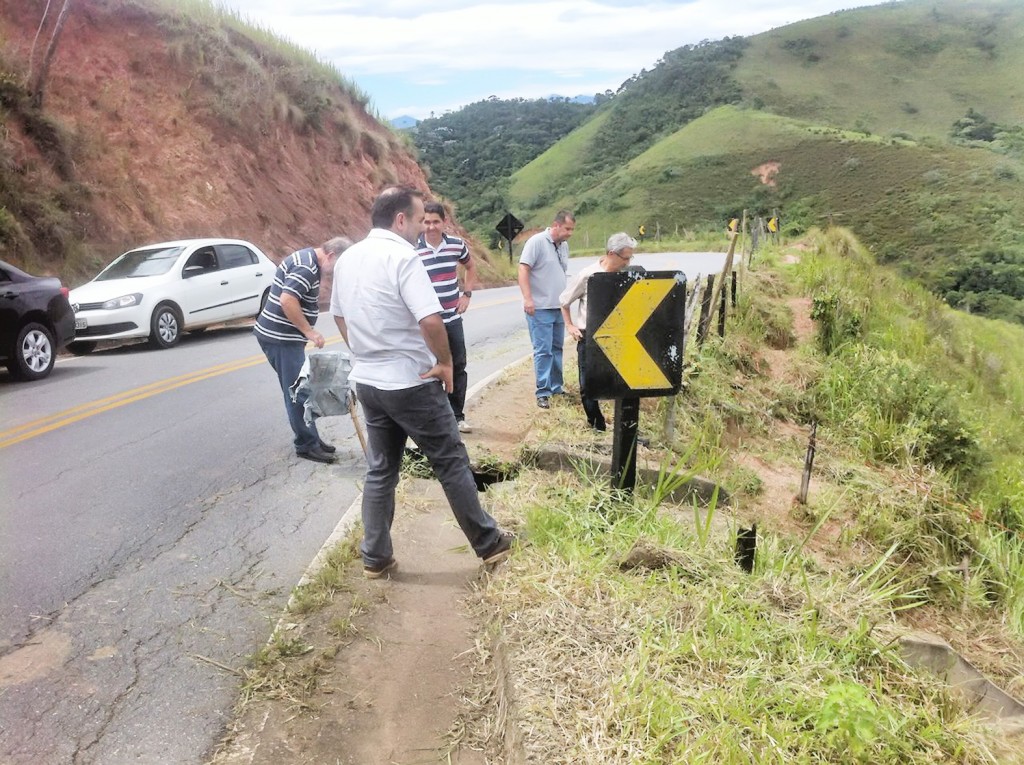 Representantes do DER e da Prefeitura fazem vistoria em estrada rural; trabalho tem verba de R$ 150 mil (Foto: Divulgação)