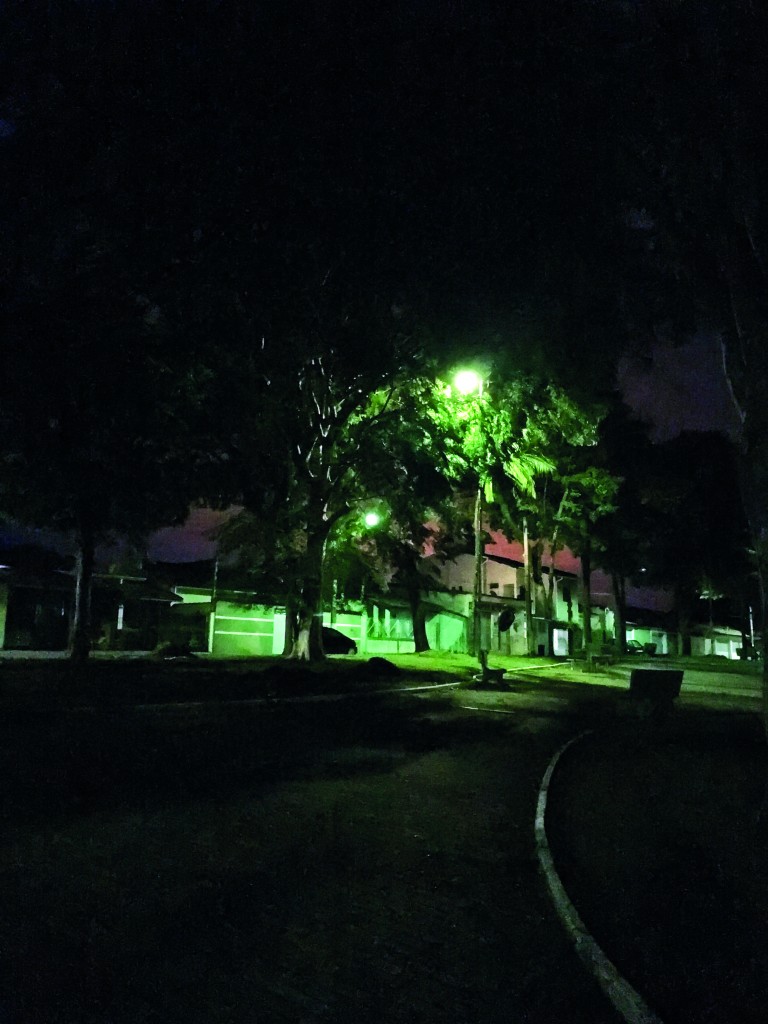Praça no Pitéu, que sofre com a falta de iluminação; moradores do bairro acumulam reclamações (Foto: Jéssica Dias)