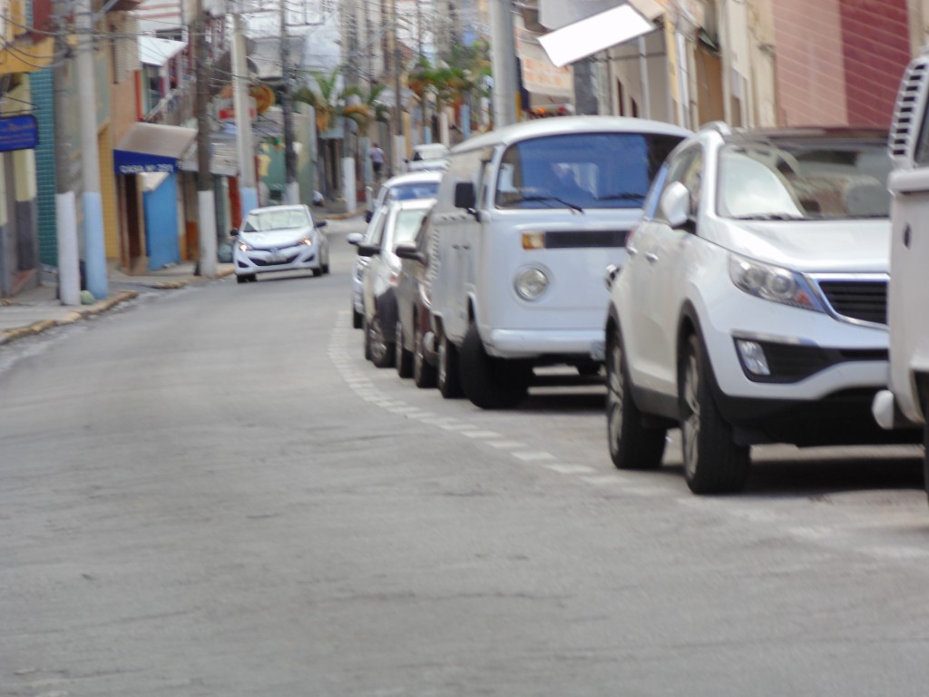Carros estacionados no Centro de Aparecida; Prefeitura tenta avançar e, implantação de sistema de cobrança no trânsito por uso de vagas (Foto: Arquivo Atos)