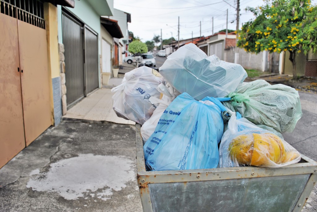 Lixo nas ruas de Guaratinguetá; Prefeitura reajusta tarifa do serviço (Foto: Arquivo Atos)