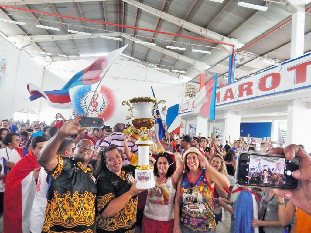Festa no galpão da Campo do Galvão, que comemorou seu 16º título no Carnaval de Guará; samba enredo homenageou povo de Guará (Foto: Leandro Oliveira)