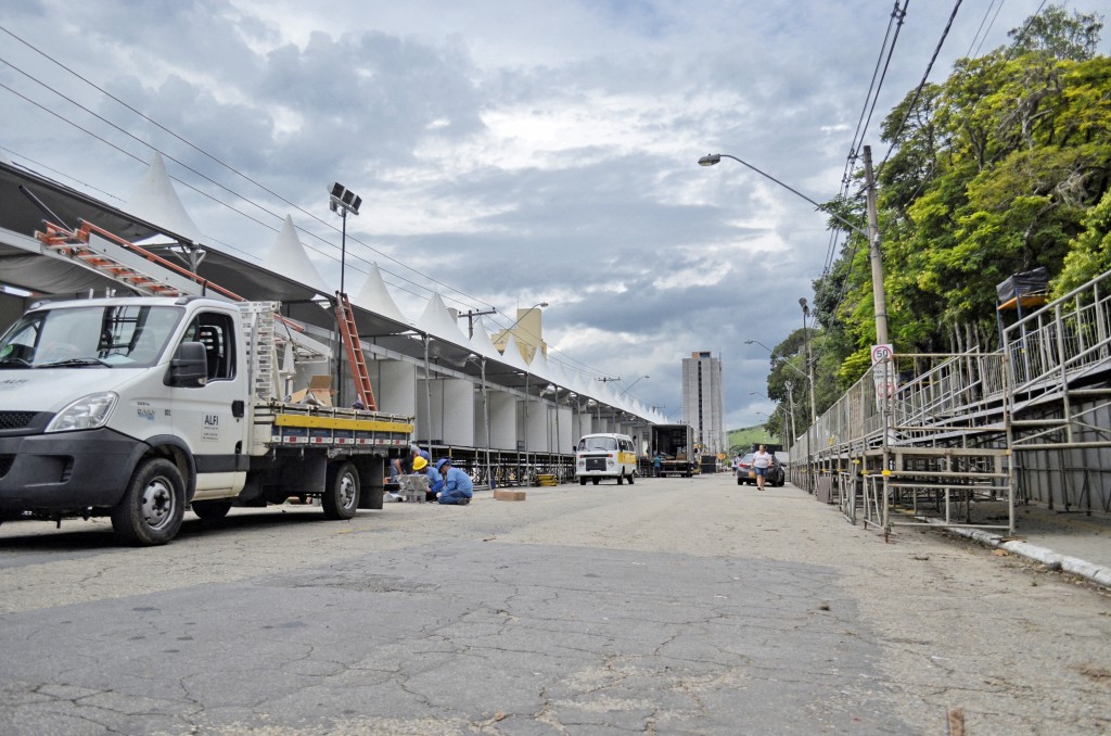 A avenida Presidente Getúlio Vargas, onde montagem da estrutura para Carnaval não conseguiu atender prazo da Prefeitura de Guará (Foto: Leandro Oliveira)