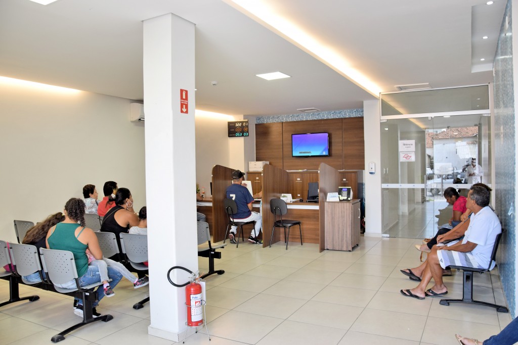 Pacientes e familiares aguardam atendimento em área de espera da Santa Casa de Lorena; hospital amplia atendimento com parceria (Foto: Divulgação)