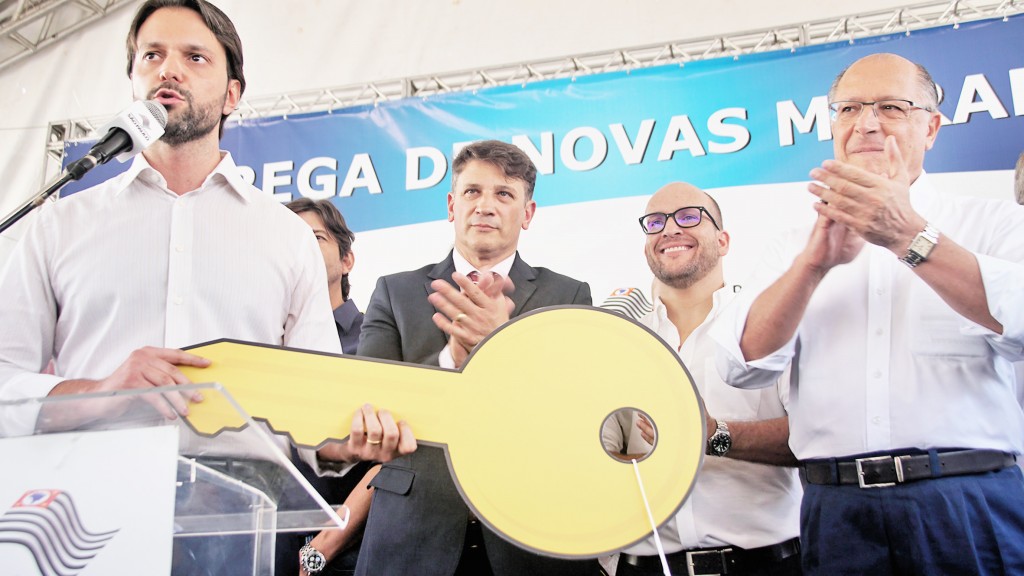 O ministro das Cidades, Alexandre Baldy, ergue o simbolo das chaves repassadas aos moradores do conjunto habitacional “Bem Viver” (Foto: Divulgação)
