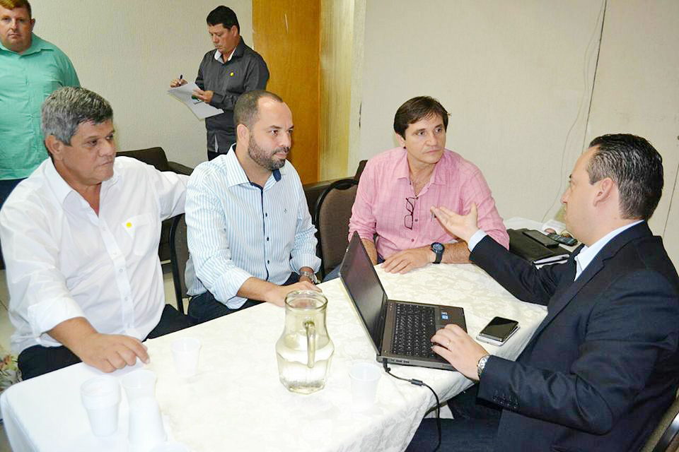Vereador Whashington da Saúde, Beto Pereira e o secretário de Obras e Planejamento Urbano, Marcos Anjos em reunião com representante do Estado
