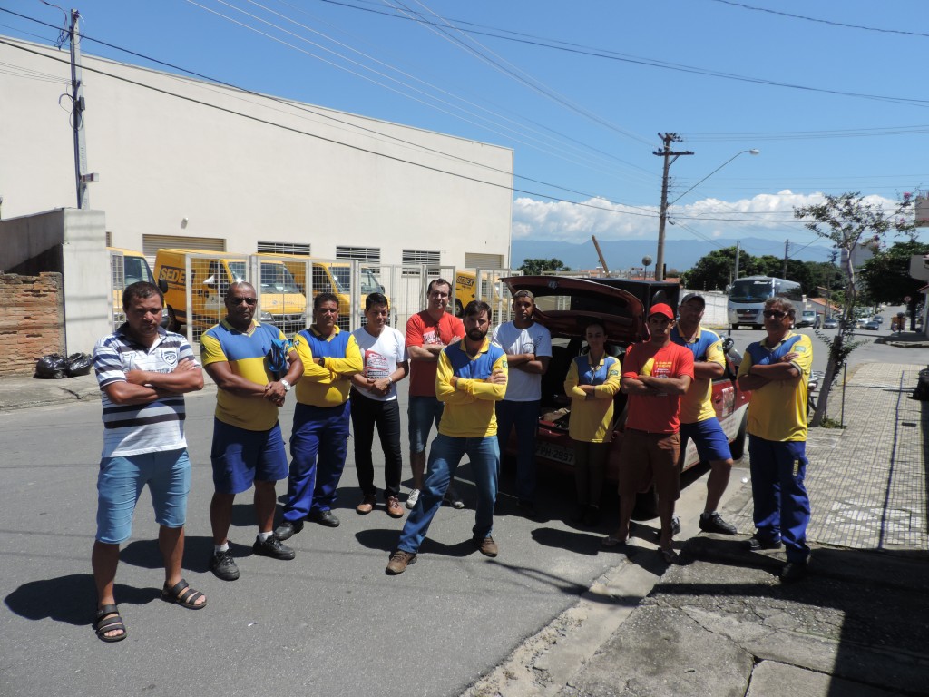 Funcionários cruzam os braços em frente a unidade de Lorena; empresa alega falta de diálogo com a categoria (Foto: Lucas Barbosa)