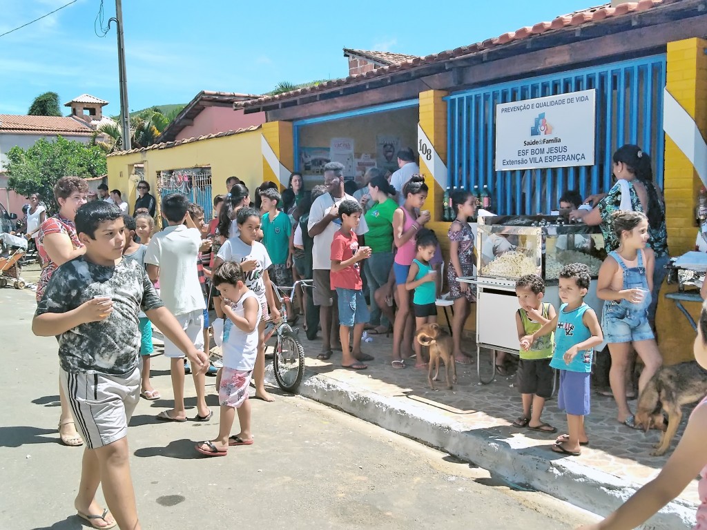 Moradores participam de comemorações de aniversário da cidade, com inauguração de posto do ESF (Foto: Lucas Barbosa) 