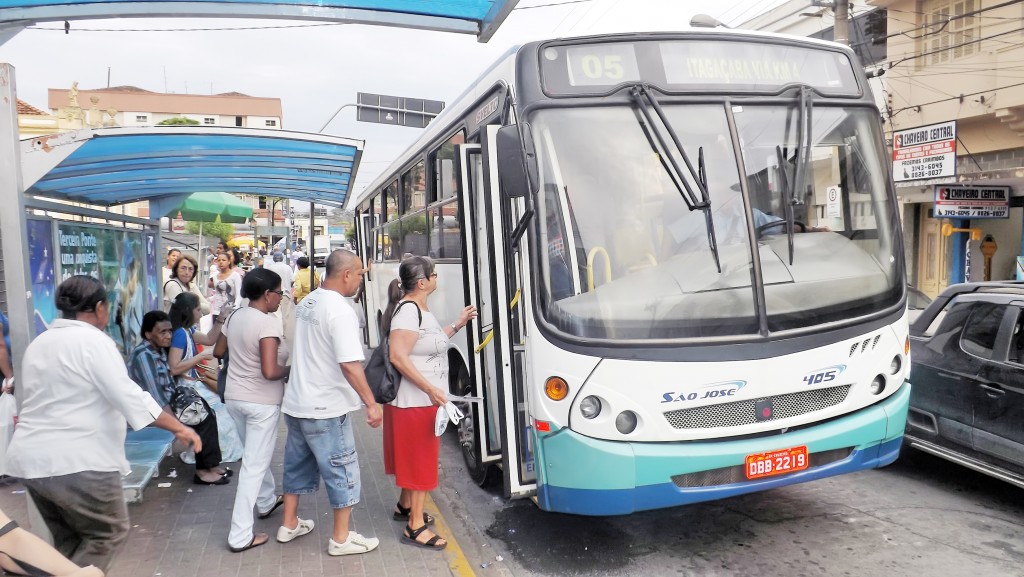 Passageiros embarcando no ônibus do TUG; transporte coletivo paralisou nesta semana (Foto: Arquivo Atos)