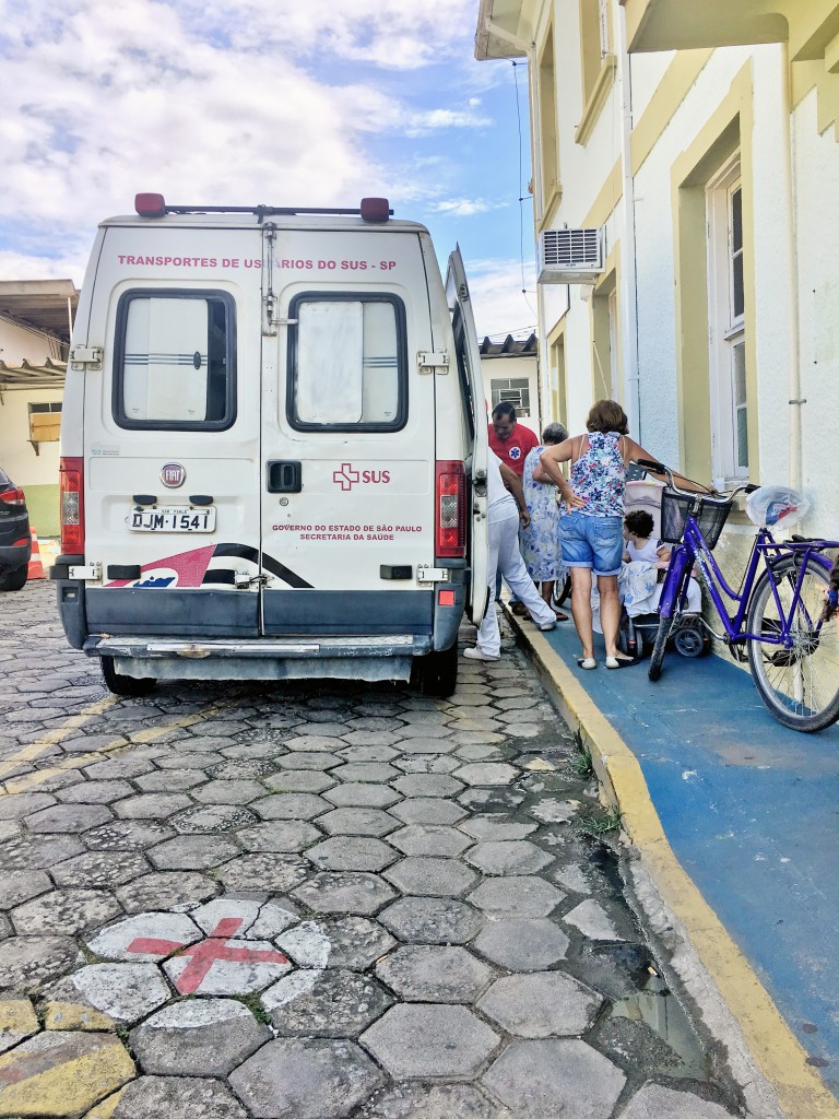 Paciente é transferido da Santa Casa de Cachoeira Paulista; contrato de terceirização é suspenso (Foto: Jéssica Dias)
