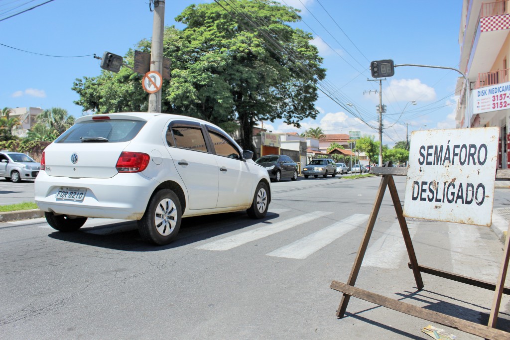 Aviso deixado por secretaria de Trânsito alerta sobre falhas em semáforos na Thomaz Alves Figueiredo (Foto: Miguel de Sá)