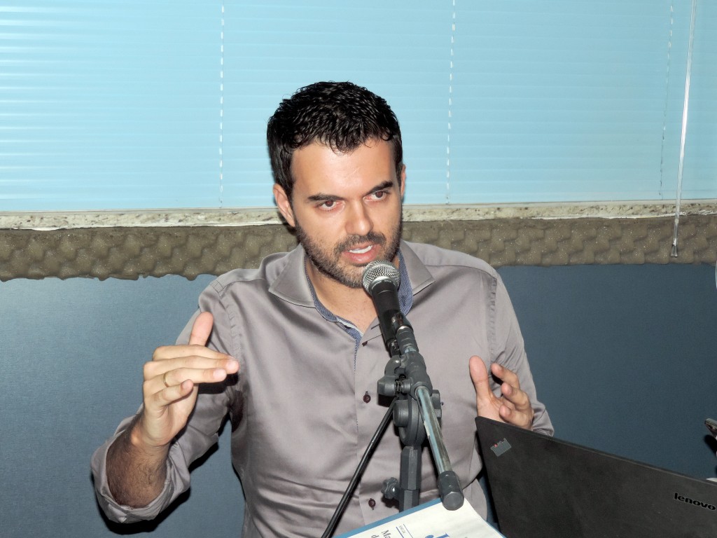 O prefeito de Cruzeiro, Thales Gabriel, durante participação no programa Atos no Rádio, na última terça (Foto: Rafaela Lourenço)