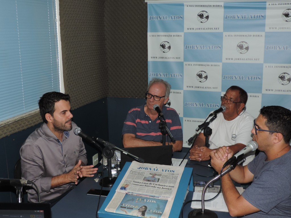 O prefeito Thales Gabriel (SD) durante participaçõ no Atos no Rádio 