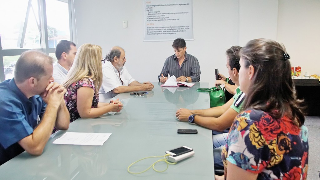 O prefeito Isael Domingues participa de reunião que definiu implantação do PS para gestantes (Foto: Divulgação)