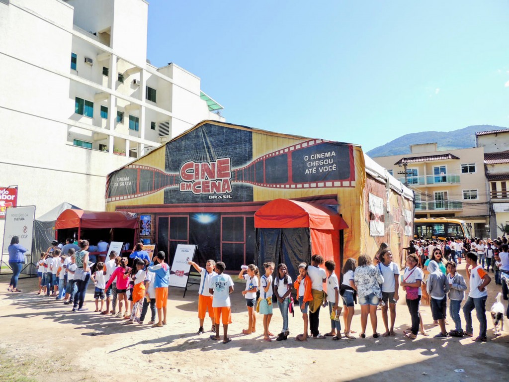 Crianças da rede pública fazem fila para sessões do projeto Cine em Cena Brasil, que chega a Moreira César (Foto: Divulgação)