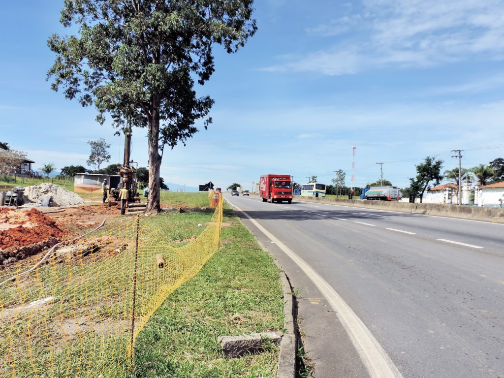 Trecho da rodovia Presidente Dutra, na altura de Lorena; concessionária deu início às obras para facilitar acesso no Vale do Paraíba (Foto: Rafaela Lourenço)