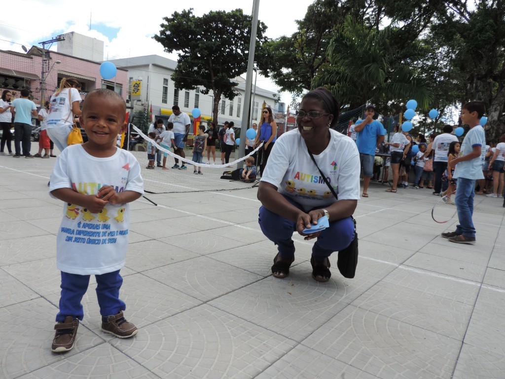 Participantes de caminhada em prol do autismo durante concentração na praça Arnolfo de Azevedo, em Lorena; região tem nova programação em 2018 (Foto: Arquivo Atos)
