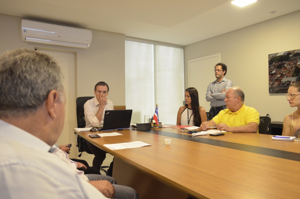 Soliva durante reunião, sendo observado por Miguel Sampaio e Crysantho Ferreira; ambos foram substituídos (Foto: Leandro Oliveira)