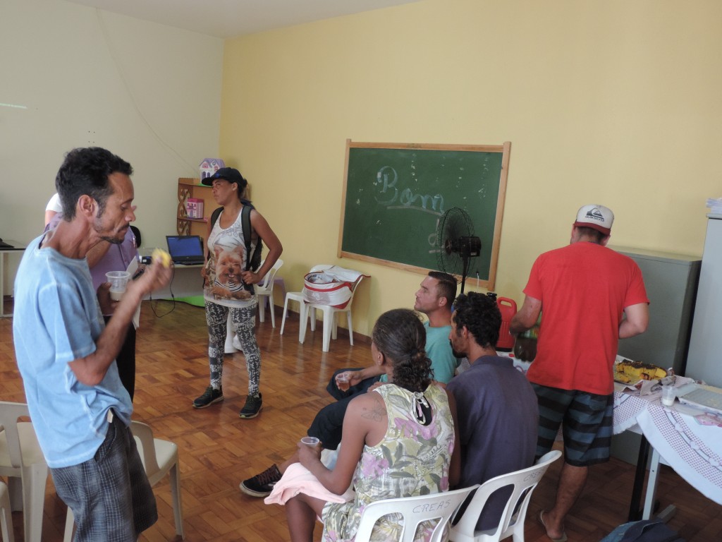 No Creas de Guará, moradores de rua recebem atendimento durante reunião, que conta com equipe de saúde (Foto: Rafaela Lourenço)