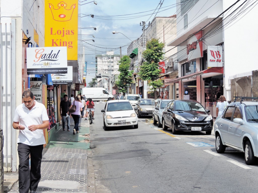 Rua no Centro de Pinda, que faz parte de trecho foco de planejamento da Prefeitura; sistema de transito ganha aporte estadual de R$ 1 milhão (Foto: Arquivo Atos)