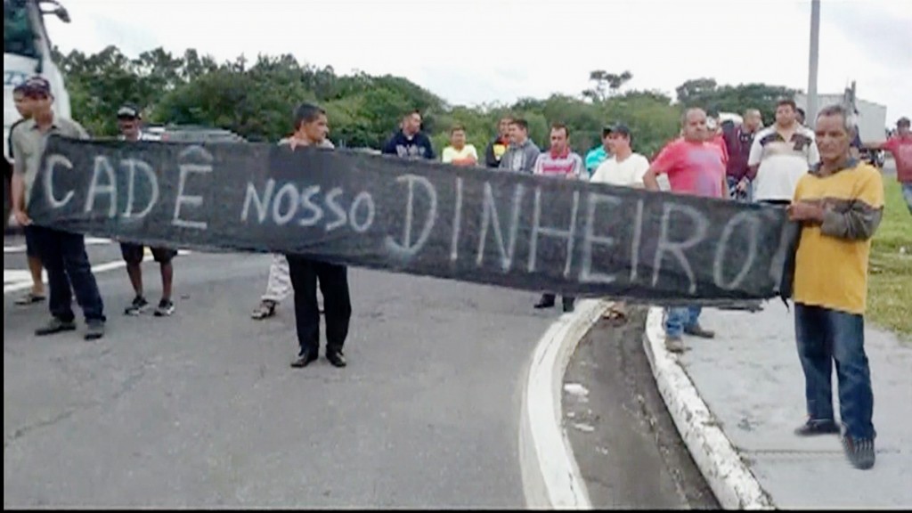 Funcionários dispensados da CCR Nova Dutra fazem protesto no trecho de Roseira da rodovia; ação de grupo cobra direitos trabalhistas (Foto: Reprodução)