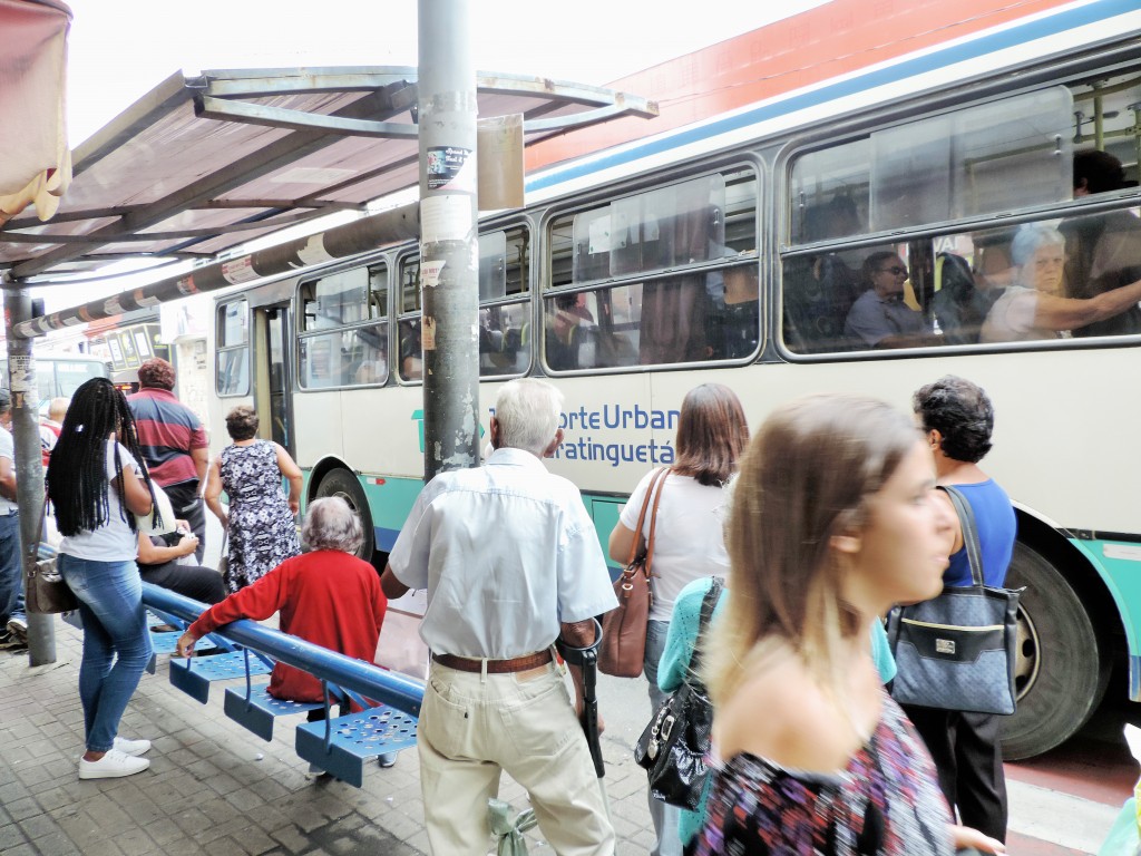 Passageiros aguardam para embarcar em ônibus do TUG, no Centro de Guará; vereadores voltam a debater licitação do transporte da cidade (Foto: Arquivo Atos)
