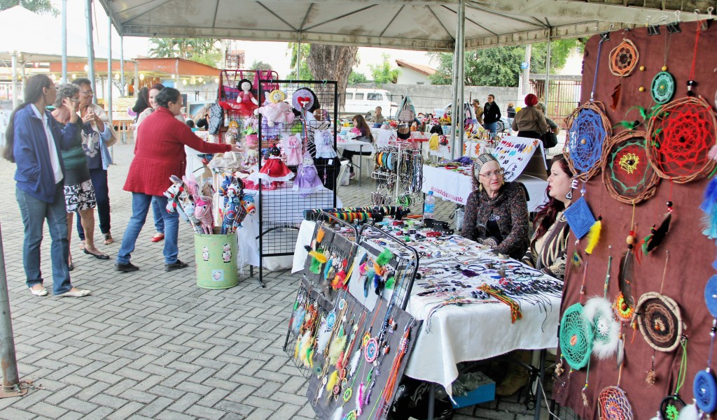 Banca da Feira Arte Encanto, que tem exposição até o próximo domingo, na Praça da Bíblia, em Pinda (Foto: Divulgação)