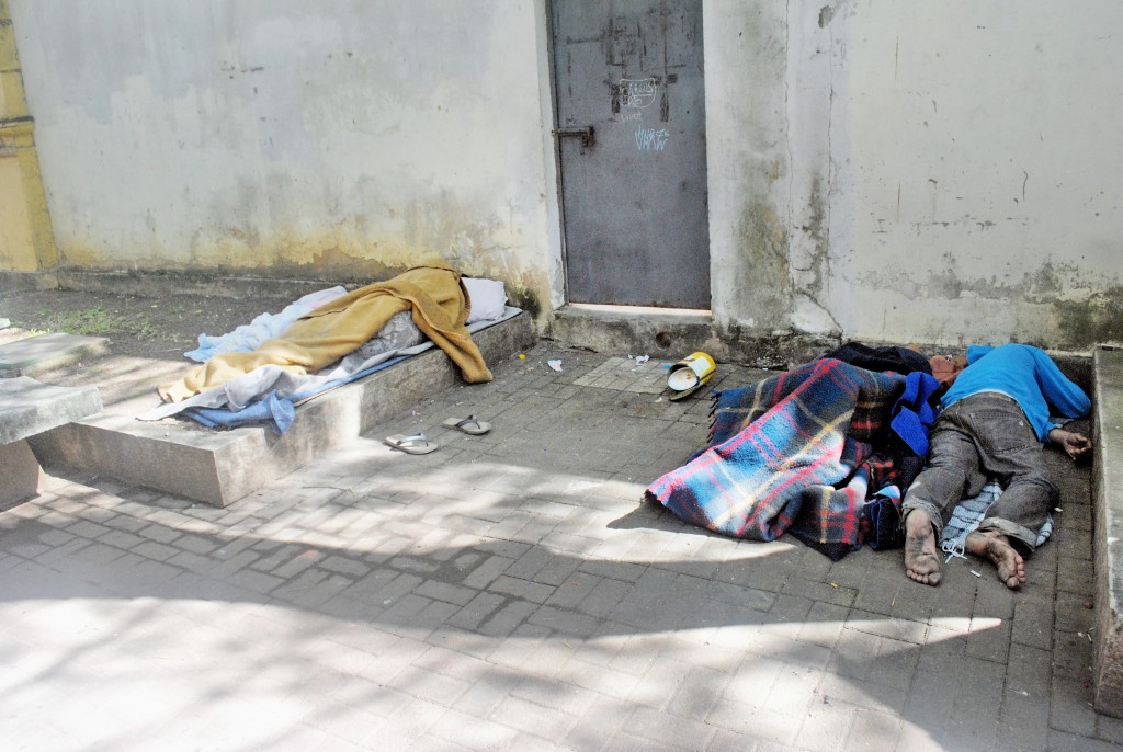Em um canto da praça Nove de Julho, três pessoas dormem; local é um dos pontos de maior frequência de moradores de rua em Cruzeiro (Foto: Francisco Assis)