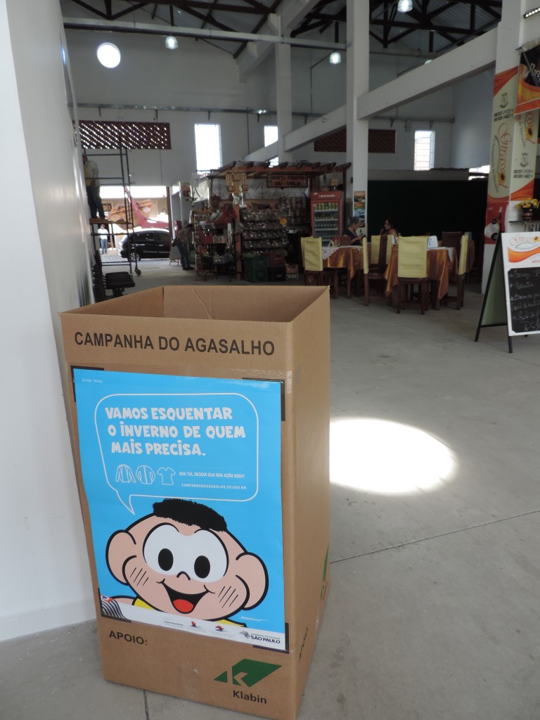 Uma das caixas de doações distribuídas em Lorena (Foto: Jéssica Dias)