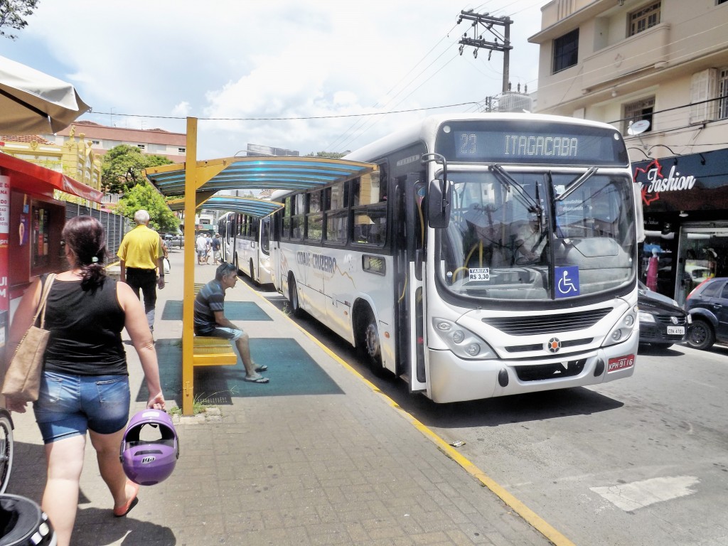 Ônibus da linha Itagaçaba espera embarque de passageiros em ponto na praça Nove de Julho; Cruzeiro debate ações para o transporte (Foto: Jéssica Dias)