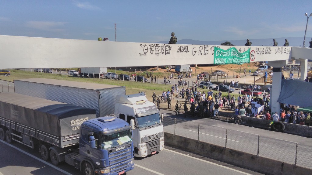 Caminhões passam pela rodovia Presidente Dutra em meio à operação militar para liberar estradas (Foto: Francisco Assis)