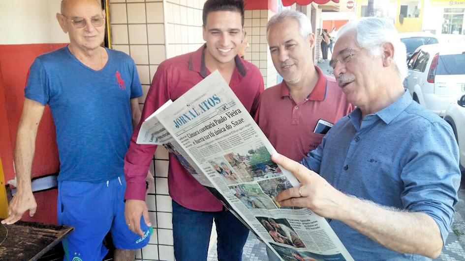 Deputado Vaz de Lima confere as notinhas da coluna Bastidores do Atos, durante sua passagem por Piquete, onde o Jornal sempre fez história na política