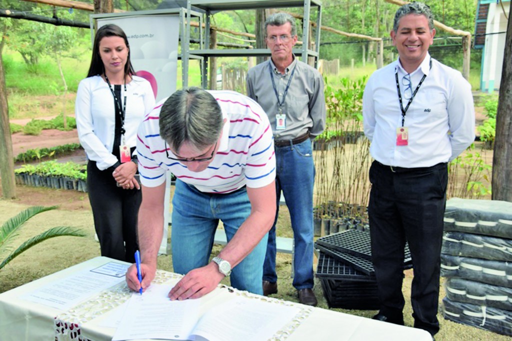 O prefeito Fábio Marcondes assinando convênio com a EDP; parceria busca a preservação ambiental da cidade (Foto: Divulgação)