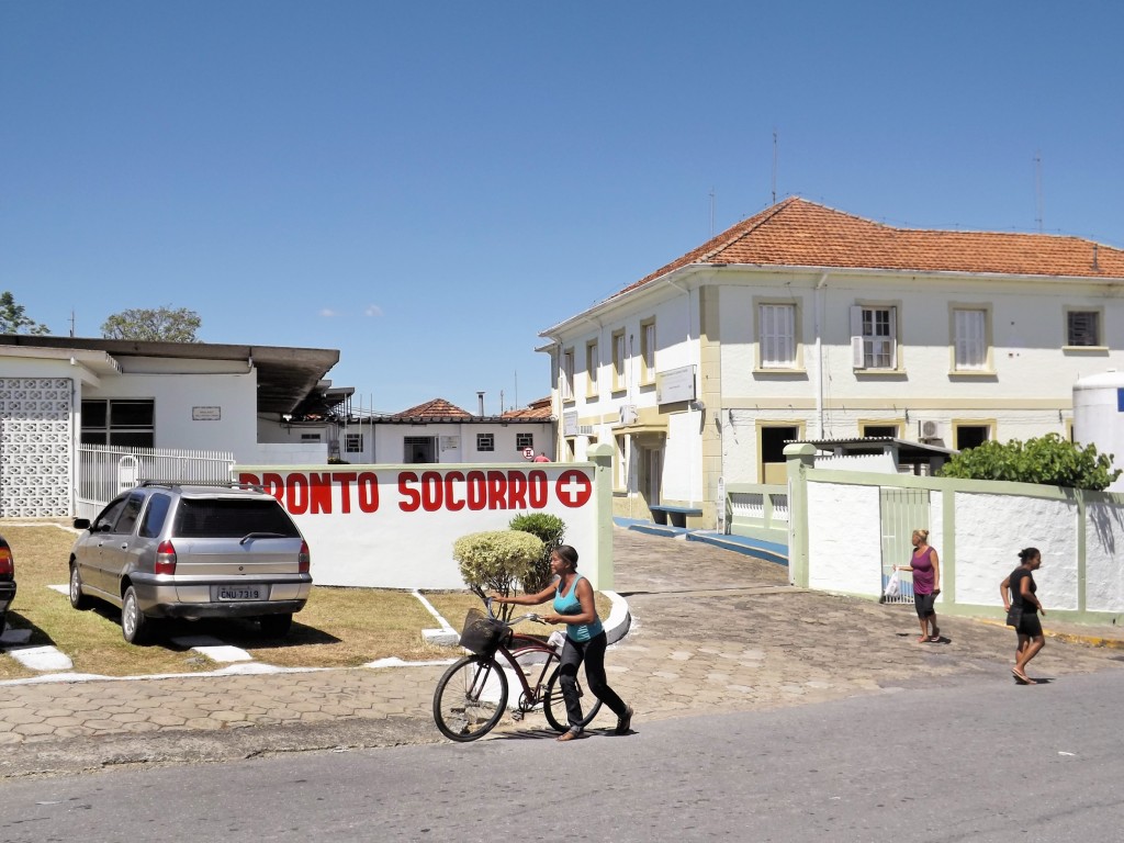 A Santa Casa de Cachoeira Paulista, que segue com atendimento afetado, aquém do esperado, mas é o hospital de Lorena que é criticado por vereadores cachoeirenses (Foto: Arquivo Atos)