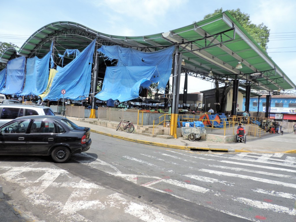 Galpão da Feira Livre, no Centro de Pinda; ao lado do Mercadão, local tem lonas improvisadas para evitar que chuvas e sol prejudiquem feirantes (Foto: Arquivo Atos)