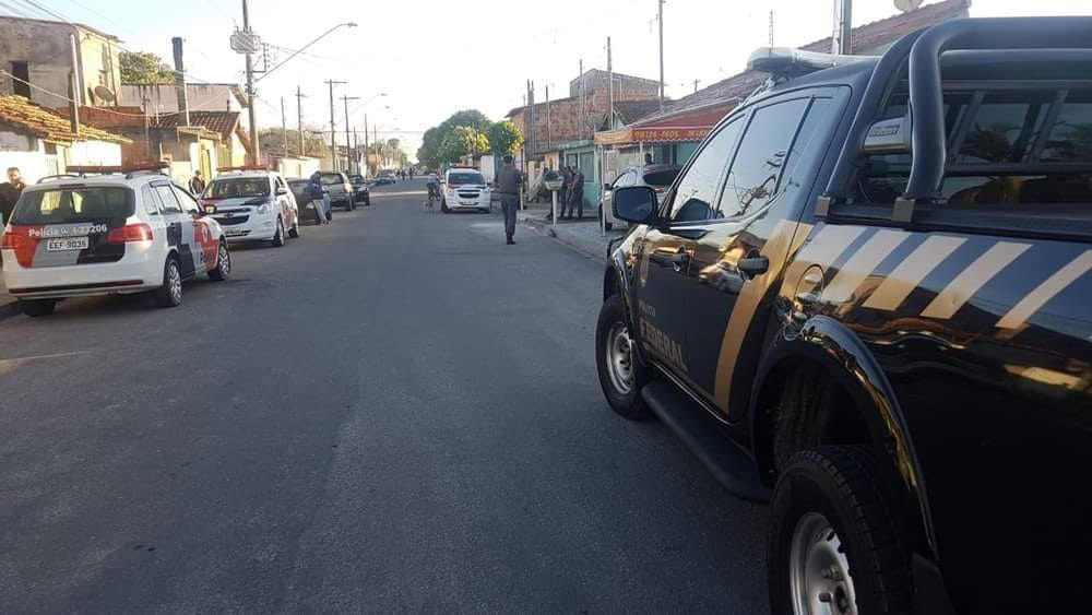 A Polícia Federal durante operação nas ruas de Lorena; combate ao tráfico reforçado (Foto: Divulgação PRF)