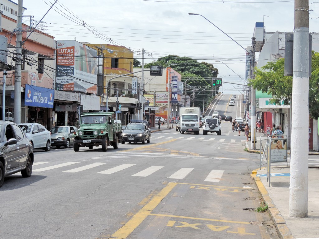 Avenida no Centro de Pinda que amplia ação para reduzir dívida ativa (Foto: Lucas Barbosa)