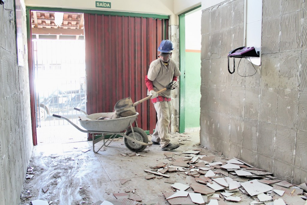 Funcionário da Prefeitura trabalha em obra de Roseira; servidores querem alteração em benefício (Foto: Reprodução)