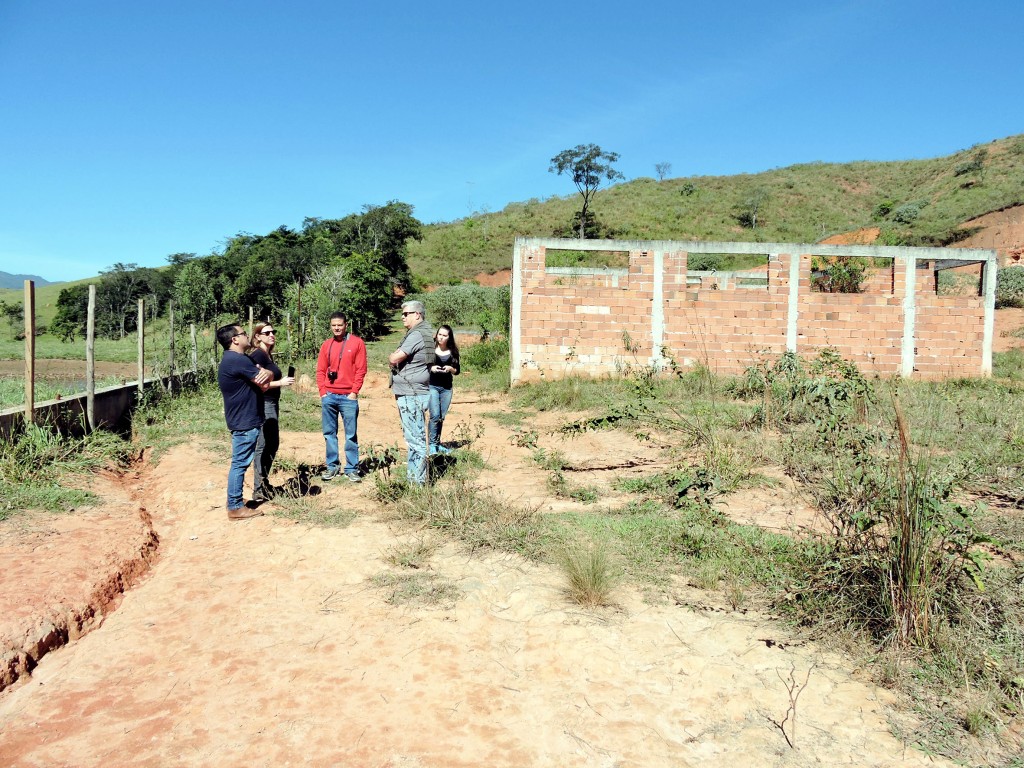 Vistoria em área onde serão construídas novas casas do CDHU, em Silveiras; cidade recuperou terreno (Foto: Divulgação)