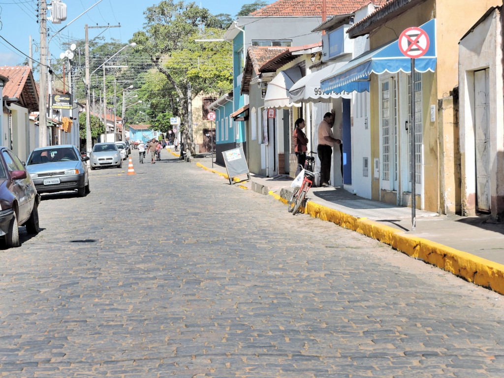 Rua da região central de Silveiras; cidade firmou parceria com PM para reforçar fiscalização no trânsito (Foto: Divulgação)
