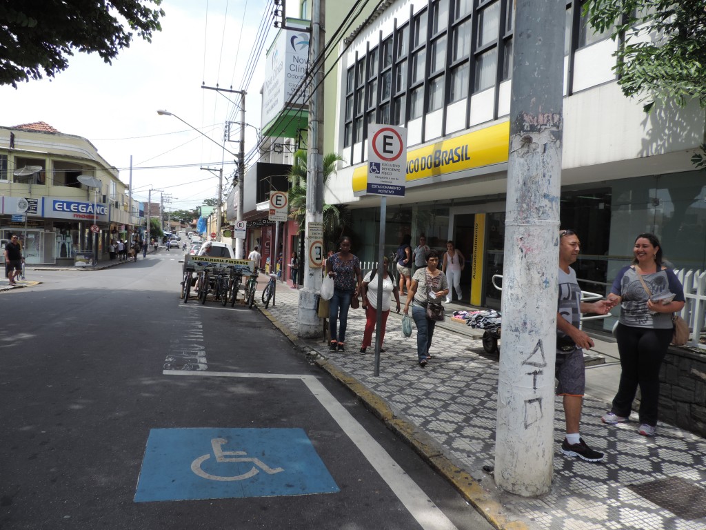 Sinalização de área restrita para deficientes físicos no Centro de Pinda; cidade .......
