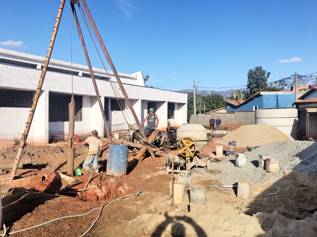 Funcionários da Prefeitura trabalham na construção de creche; Silveiras teve prejuízo de R$ 400 mil (Foto: Redação Atos)
