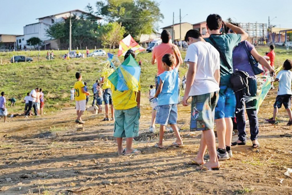 Participantes da edição de 2017 do Festival da Pipa; céu de Cruzeiro volta a receber antiga brincadeira  (Foto: Reprodução)